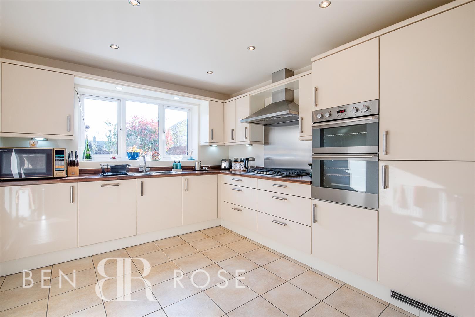 5 bed property in Regency Gardens, Preston